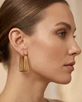 Aros de acero dorado con diseño de triple marco cuadrado colgante.