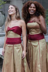 Corset strapless con escote corazón, confeccionado en una combinación de tela marrón lisa y tejido metalizado dorado con textura en la parte superior y en la cintura.