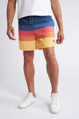 Short de baño con cintura elástica y cordón ajustable, confeccionado en tela ligera de secado rápido. Presenta un estampado botánico integral en tonos amarillos, blancos y azules, con dos bolsillos delanteros y uno posterior.