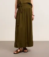 Pollera midi evasé color verde militar, confeccionada en crepé. Cuenta con cintura ancha elástica en la parte trasera, trabillas en los laterales y cinturón de cuerda incorporado con abalorios en las puntas.