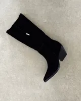 Bota de caña media color marrón chocolate, de gamuza, con punta fina y taco cónico.