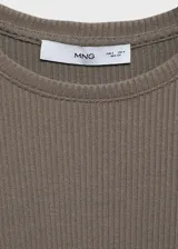 Remera de manga larga entallada, confeccionada en tejido de canalé con cuello redondo.