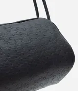 Cartera mediana de diseño rectangular con estructura rígida, confeccionada en poliuretano con textura estilo avestruz. Cuenta con dos asas fijas, cierre superior con cremallera doble y herrajes metálicos en níquel.