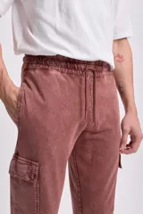 Pantalón deportivo cargo jogger color marrón con bolsillos laterales y tobillos ajustados.
