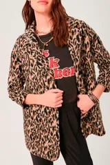 Tapado de mujer con estampado de leopardo, corte recto y solapas amplias.