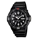 Reloj Casio deportivo con estética diver, caja redonda de resina negra de 44 mm y malla de resina. Esfera negra con números blancos de alta legibilidad, bisel giratorio, calendario con día y fecha a las 3, y movimiento de cuarzo.