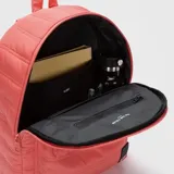Mochila de diseño acolchado con acabado mate, compartimento principal con cierre, bolsillo frontal con cierre y correas acolchadas ajustables. Incluye compartimento interno para laptop de hasta 15 pulgadas y logo de la marca en la parte inferior.