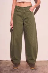 Pantalón de jean con corte baggy barrel, tiro medio y diseño holgado en las piernas. Cuenta con cierre de botón y cremallera, y bolsillos laterales y traseros.