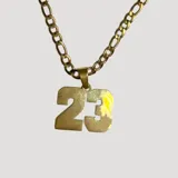 Collar dorado con cadena de eslabones y dije con el número 23.