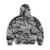 Campera con capucha de corte holgado, confeccionada en tela con estampado camuflado en tonos grises. Presenta un diseño gráfico bordado en la espalda que incluye un águila central, texto y detalles numéricos.