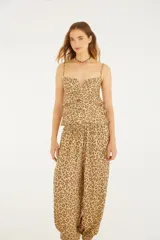 Pantalón babucha de tiro alto con estampado animal print, cintura elástica y puños ajustados en los tobillos. Cuenta con bolsillos laterales.