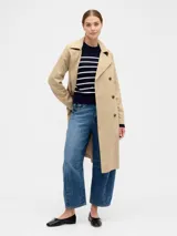 Buzo de punto de algodón con diseño a rayas horizontales en color bordó y rosa claro, cuello redondo y puños acanalados.