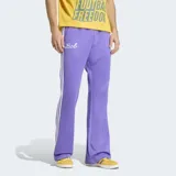 Pantalon deportivo Adidas Originals de corte recto, color violeta con las icónicas tres tiras blancas laterales. Presenta el nombre 'Bob' bordado en la parte frontal y el logo del trébol en la pierna. Cuenta con cintura elástica con cordón de ajuste.