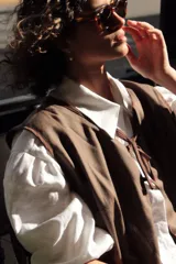 Chaleco marrón de paño fino 100% lana, con tiras de ajuste laterales y frontales.