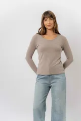 Remera de manga larga color beige, con escote redondo levemente abierto y calce regular. Confeccionada en tejido suave, liviano y con leve elasticidad.