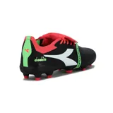 Championes de fútbol Diadora Dynamic Futbol MD, color negro con detalles en coral y verde.