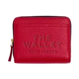 Billetera Marc Jacobs The Mini Compact Wallet de cuero color marrón, con diseño plegable, compartimentos para tarjetas y cierre de cremallera.