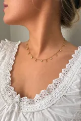 Gargantilla de acero dorado con dijes colgantes en forma de gota y pequeños cristales brillantes intercalados a lo largo de la cadena.
