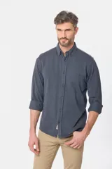 Camisa de manga larga color verde oscuro, con cuello abotonado y logo bordado en el pecho.