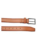 Cinturón de cuero natural color camel con acabado lustrado, siete agujeros y hebilla metálica en tono plata viejo.