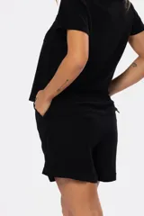 Short de lino negro con media cintura elastizada y bolsillos laterales.