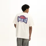 Remera color marrón con logo estampado en el pecho.