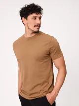 Remera de manga corta color azul, con cuello redondo y diseño clásico, confeccionada con un pequeño logo bordado en el pecho.