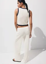 Pantalón blanco de tiro regular con diseño de pernera recta y estructura de tejido plano ligero.