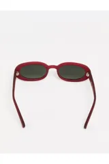 Lentes de sol Tiwi modelo Martina con armazón ovalado de color rojo mate y cristales oscuros con degradado.