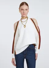 Sweater blanco de punto con corte recto, cuello redondo y mangas largas con detalle calado en los hombros.