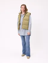 Chaleco puffer negro con cierre frontal, cuello alto y logo de la marca bordado en el pecho.