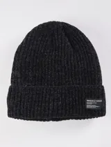 Gorro de lana negro con textura acanalada y etiqueta con el logo de la marca Benson & Thomas.