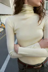 Jersey de punto fino confeccionado en lana, con cuello subido y manga larga, de diseño básico y ajustado.