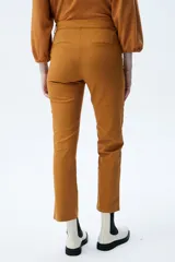 Pantalón chino color ocre de corte recto, con bolsillos ojal delanteros y aberturas en los tobillos.