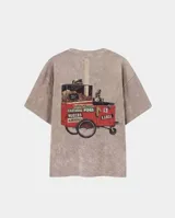 Remera de corte oversize con efecto stone wash en tono grisáceo. Presenta un estampado gráfico en la espalda que ilustra un carrito de venta callejera de garrapiñadas y frutos secos.