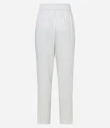 Pantalón fluido Marfinno modelo pijama, color blanco, confeccionado en viscolino. Cuenta con cintura elástica en la espalda, lazo de ajuste, pliegues frontales y bolsillos laterales.