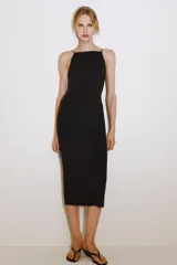 Vestido midi negro con escote cuadrado y tirantes finos, confeccionado en mezcla de poliamida.