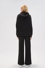 Pantalón negro de poliéster, corte recto y tiro alto.