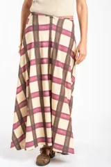 Falda maxi con estampa a cuadros en tonos beige, bordó y marrón, de corte largo y fluido.