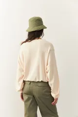 Buzo celeste cropped de manga larga con puños y cordones ajustables en la cintura.