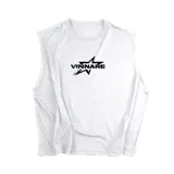 Musculosa blanca de algodón con corte boxy fit y estampa frontal con la palabra "Vinnare" y una estrella.