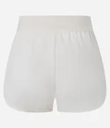 Short deportivo runner de la marca Get Over, color blanco, con cintura ancha elástica y bajo redondeado.