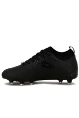 Championes de fútbol Lotto Sibari para hombre, de color negro con detalles texturizados en la capellada y un pequeño aplique con la bandera de Italia en los cordones. Diseñados para césped natural con tapones moldeados.