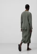 Falda midi color verde oliva con textura arrugada, corte pareo y cierre lateral con cremallera.