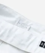 Pantalón wide leg color blanco, de sarga, con bolsillos cargo laterales, bolsillos tipo cuchillo, bolsillos traseros, ajuste elástico en la cintura y cinturón.