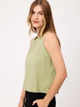 Musculosa de lino color verde claro, con cuello redondo y diseño holgado.