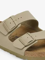 Sandalias Birkenstock Arizona color caqui, con dos correas ajustables con hebillas metálicas y plantilla anatómica de corcho y látex.