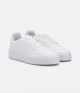 Championes urbanos de caña baja marca Viko, confeccionados en material sintético (PU) color blanco. Presentan diseño con recortes laterales, perforaciones decorativas, puntera redondeada y cierre mediante cordones al tono.