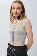 Top gris elastizado de fibras metálicas con breteles finos.