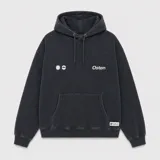 Canguro con capucha de color negro con efecto lavado, manga larga y bolsillo frontal tipo canguro. Presenta un pequeño estampado gráfico en el pecho con el logo de la marca.